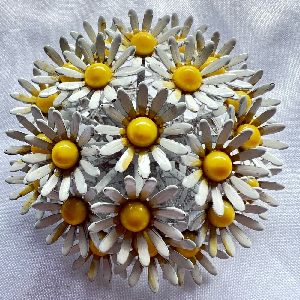 Vintage Painted Enamel Bunch of Daisies Floral Statement Brooch Pin (D2)